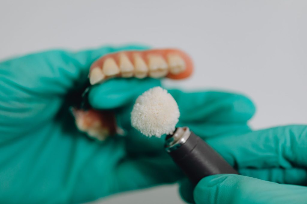 Best Denture Adhesive: Choosing the Right One for Your Needs featured 22218